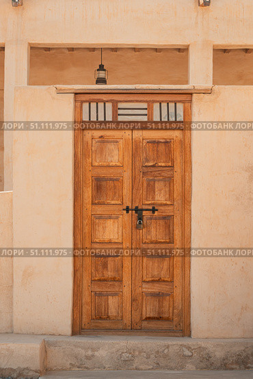 Ras Al Khaimah, UAE – 14.04.2025: The desert coastal town (ghost town) of Jazeera Al Hamra includes a fort, three schools, an open-air market and mosques nestled between hundreds of villas. Стоковое фото, фотограф Feruza Tashmetova / Фотобанк Лори