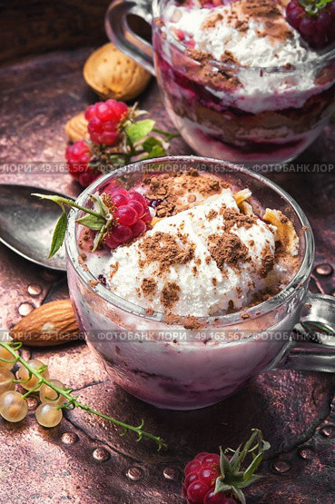 raspberry ice cream in cup. Sundae ice cream with raspberry flavours in glass mug. Стоковое фото, агентство Ingram Publishing / Фотобанк Лори