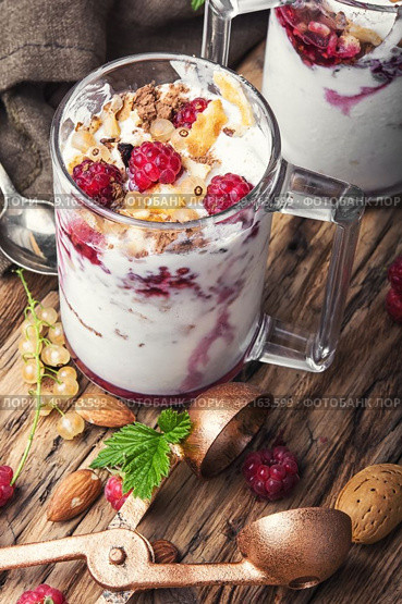 Raspberry ice cream in mug. Raspberry ice cream with almonds and currants in glass cup.Sundae on a vintage rustic background. Стоковое фото, агентство Ingram Publishing / Фотобанк Лори