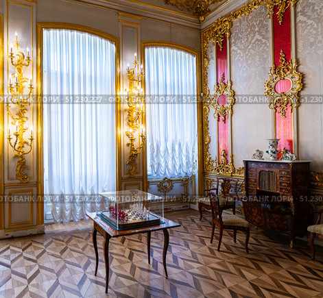 Raspberry pillar room for playing chess. Редакционное фото, фотограф Михаил Аккуратoв / Фотобанк Лори