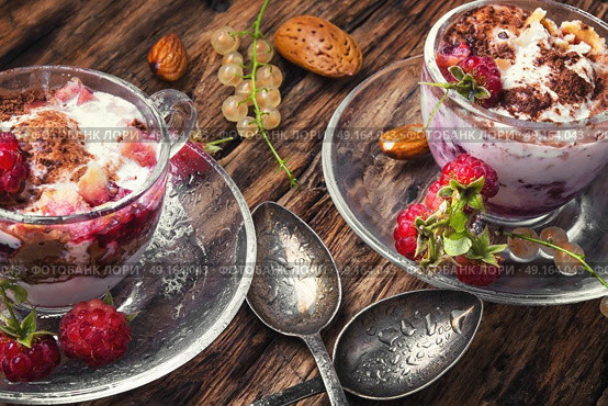 Raspberry sundae in mug. Vanilla ice cream with fresh berries raspberry. Стоковое фото, агентство Ingram Publishing / Фотобанк Лори
