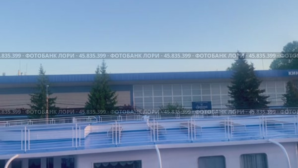 Расшвартовка двух судов и отход от причала в Кинешме (2024 год). Редакционное видео, видеограф Владимир Шипикин / Фотобанк Лори