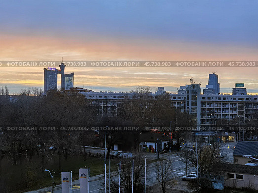 Рассвет из окна дома в Новом Белграде (Сербия) Редакционное фото, фотограф Максим Гулячик / Фотобанк Лори