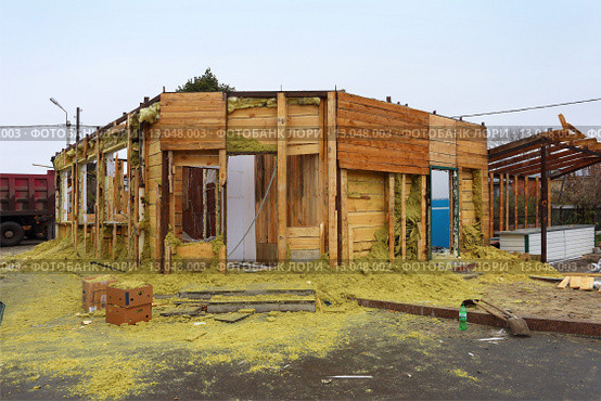 Рассыпалась желтая минвата в кооперативном киоске (2014 год). Редакционное фото, фотограф Анатолий Матвейчук / Фотобанк Лори