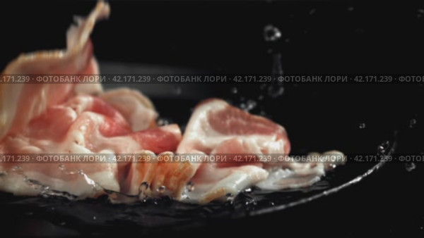 Raw bacon falls into the plate. Filmed on a high-speed camera at 1000 fps. Стоковое видео, видеограф Артем Шадрин / Фотобанк Лори