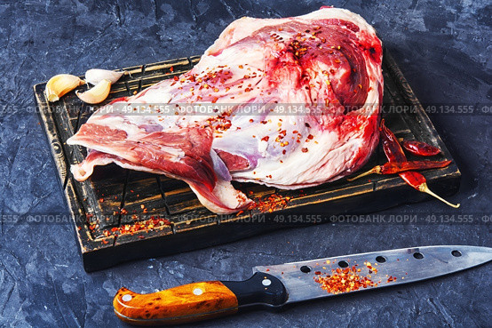 Raw meat mutton. Raw meat lamb shoulder blade on the kitchen board. Стоковое фото, агентство Ingram Publishing / Фотобанк Лори