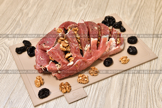 Raw Pork stuffed with walnuts and prunes. Стоковое фото, фотограф Володина Ольга / Фотобанк Лори