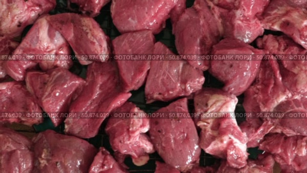 Raw sliced pork in sauce. Pieces of fresh marinated pork medallions. Freshly meat tenderloin, perfect for culinary, home cooked meals and flavor. Chopped Pork ham fillet with spice, herbs. 4K video. Стоковое видео, видеограф Марина Демидюк / Фотобанк Лори