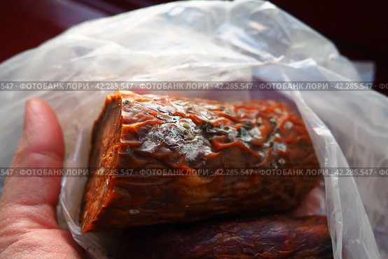 Raw smoked sausage became moldy while it was in a plastic bag. A mold or mould. The dust-like, colored appearance of molds is due to the formation of spores containing fungal secondary metabolites. Стоковое фото, фотограф Юлия Петровская / Фотобанк Лори