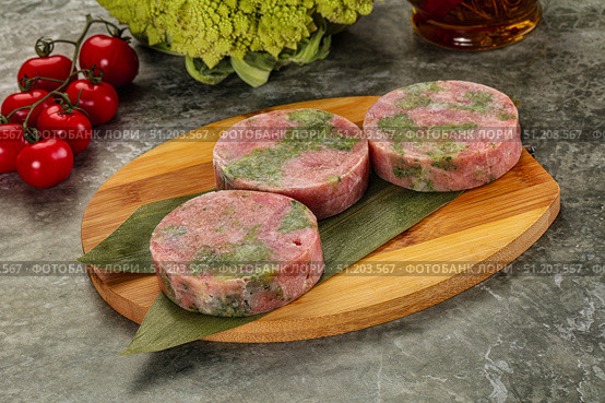 Raw Tuna medallion with broccoli. Стоковое фото, фотограф Андрей Старостин / Фотобанк Лори
