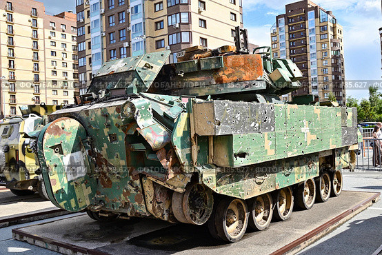 Разбитая американская БМП W2A2 «BRADLEY». Гусеничная бронированная машина армии США. Передвижная выставка трофейной техники НАТО "Сила v правде- гордость и победа" (2024 год). Редакционное фото, фотограф Александр Тараканов / Фотобанк Лори