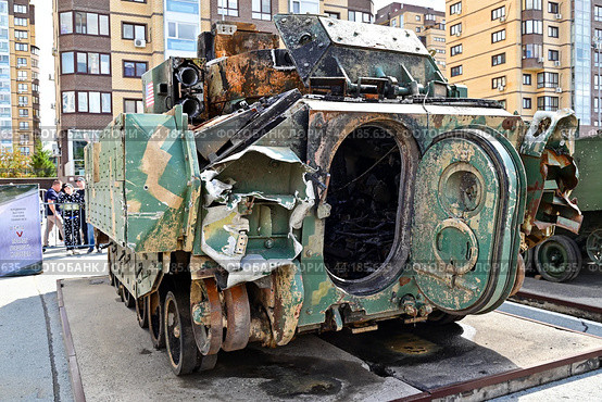 Разбитая американская БМП W2A2 «BRADLEY». Гусеничная бронированная машина армии США. Передвижная выставка трофейной техники НАТО "Сила v правде- гордость и победа" (2024 год). Редакционное фото, фотограф Александр Тараканов / Фотобанк Лори