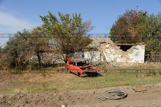 Разбитый автомобиль, село Степановка (2014 год). Стоковое фото, фотограф Копылов Сергей / Фотобанк Лори