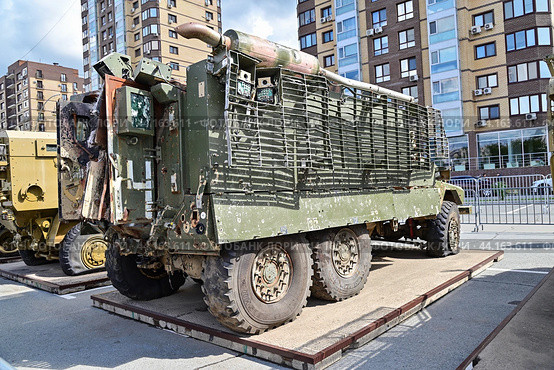 Разбитый британский бронеавтомобиль «Mastiff». Передвижная выставка трофейной техники НАТО "Сила v правде- гордость и победа" (2024 год). Редакционное фото, фотограф Александр Тараканов / Фотобанк Лори