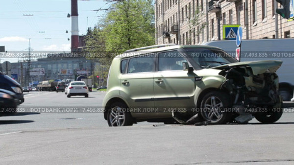 Разбитый в аварии легковой автомобиль, городской перекресток (2015 год). Редакционное видео, видеограф Кекяляйнен Андрей / Фотобанк Лори