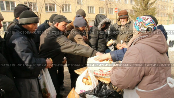 Раздача еды бездомным (бомж), Уфа (2012 год). Редакционное видео, видеограф Mikhail Erguine / Фотобанк Лори