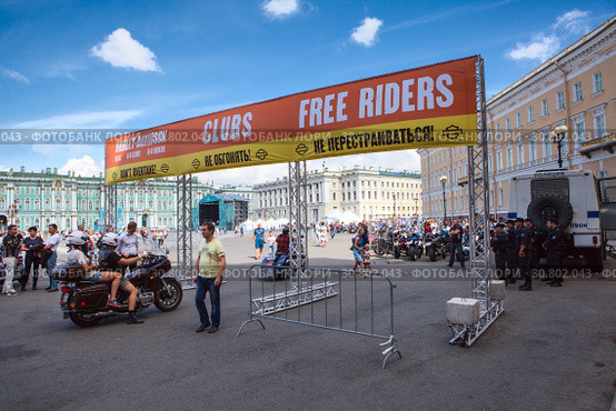 Раздельный въезд на Дворцовую площадь для мотоциклистов из клуба Harley Davidson, других клубов и фрирайдеров. Харли дэйз в Санкт-Петербурге (2018 год). Редакционное фото, фотограф Кекяляйнен Андрей / Фотобанк Лори