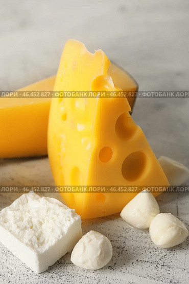 Различные молочные продукты без лактозы на сером фоне. Стоковое фото, фотограф Pixel_shot / Фотобанк Лори