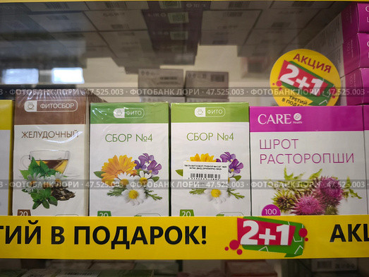 Различные травяные сборы и расторопша на полке аптеки. Редакционное фото, фотограф Мария Сергеева / Фотобанк Лори