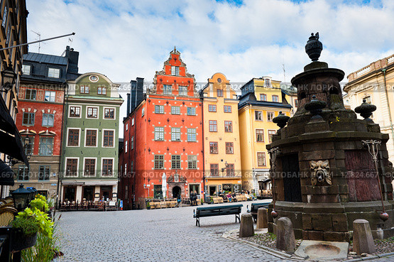 Разноцветные дома на площади Stortorget. Гaмла Стан. Стокгольм. Швеция (2015 год). Редакционное фото, фотограф E. O. / Фотобанк Лори