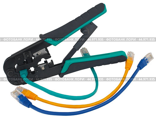 Разноцветные кабели и инструмент обжимки кабелей на белом фоне. Colorful cables and cable crimping tool on white background. Стоковое фото, фотограф Татьяна Д / Фотобанк Лори