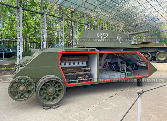 Разрез танка Т-34 модификации 1942 г. с внутренней компоновкой. Филиал Музея Победы «Главные оружейные реликвии армии» (Музей Г.О.Р.А.) на Поклонной горе, Москва (2024 год). Редакционное фото, фотограф Мария Кылосова / Фотобанк Лори