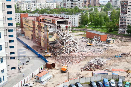 Разрушение старого ветхого здания для строительства парковки (2012 год). Редакционное фото, фотограф Кекяляйнен Андрей / Фотобанк Лори
