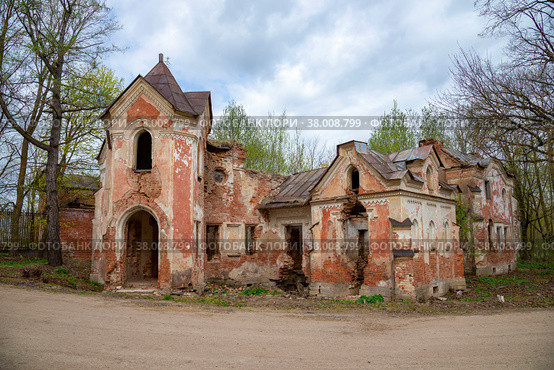 Разрушенный дом управляющего усадьбы графа С.А. Строганова. Псковская область, Порховский район, Волышово (2022 год). Стоковое фото, фотограф Анна Карасева / Фотобанк Лори