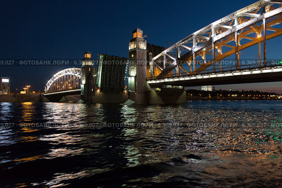 Развод Большеохтинского моста в Санкт-Петрбурге (2014 год). Редакционное фото, фотограф Михаил Рыбачек / Фотобанк Лори