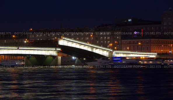 Разводящийся пролет Литейного моста. Река Нева, город Санкт-Петербург (2021 год). Редакционное фото, фотограф Алексей Иванов / Фотобанк Лори