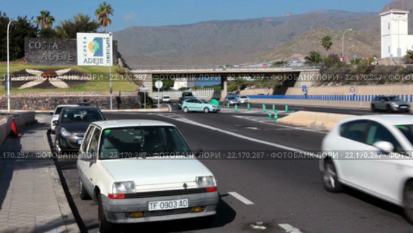 Развязка на автомагистрали TF-1 при выезде из города Коста Адехе (Costa Adeje). Тенерифе, Канарские острова, Испания (2016 год). Редакционное видео, видеограф Кекяляйнен Андрей / Фотобанк Лори