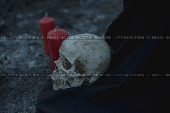 realistic skull ritual with candles halloween night. Стоковое фото, агентство Ingram Publishing / Фотобанк Лори