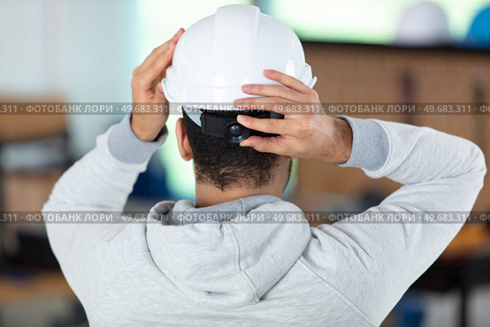 rear view of male builder construction worker. Стоковое фото, агентство Ingram Publishing / Фотобанк Лори