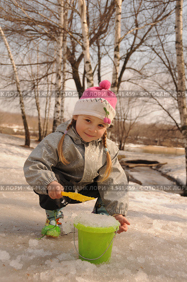 Ребёнок делает снежные куличики (2013 год). Редакционное фото, фотограф Иванова Анастасия / Фотобанк Лори