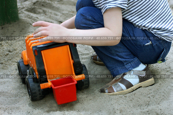 Ребенок играет с машиной. / The child with the car. Стоковое фото, фотограф Наталья Баранова / Фотобанк Лори