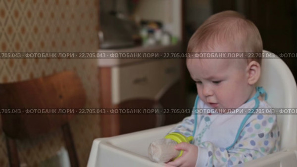Ребенок собирается есть банан. Стоковое видео, видеограф Aleksey Popov / Фотобанк Лори