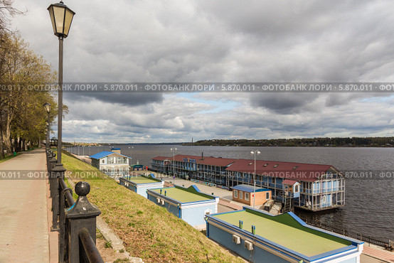 Речной вокзал, пристань Кинешмы, Волга (2014 год). Редакционное фото, фотограф Михаил Широков / Фотобанк Лори