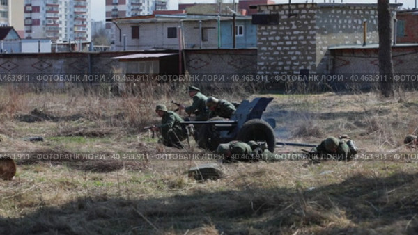 Reconstruction of the Second World War. German soldiers fire a cannon. The Great Patriotic War. Liberation of Odessa. Moscow Russia April 18, 2021. Редакционное видео, видеограф Юрий Поздников / Фотобанк Лори