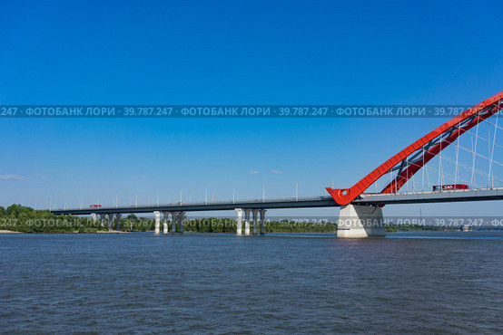 Red bugrinskij bridge across the Ob river (2018 год). Стоковое фото, фотограф Виктория Кольцова / Фотобанк Лори