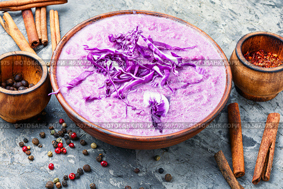 Red cabbage soup.Vegetable soup with spice.Autumn cuisine.. Red cabbage soup. Стоковое фото, агентство Ingram Publishing / Фотобанк Лори