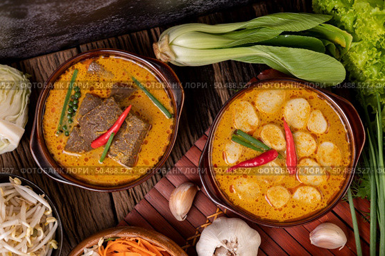 Red curry meatballs with chili and scallions in a bowl. Стоковое фото, агентство Ingram Publishing / Фотобанк Лори