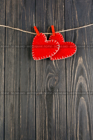 red heart shaped felt toys hanging string. Стоковое фото, агентство Ingram Publishing / Фотобанк Лори