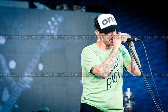 Red Hot Chili Peppers. Энтони Кидис (Anthony Kiedis) в футболке с надписью "pussy riot" (2012 год). Редакционное фото, фотограф Ольга Визави / Фотобанк Лори