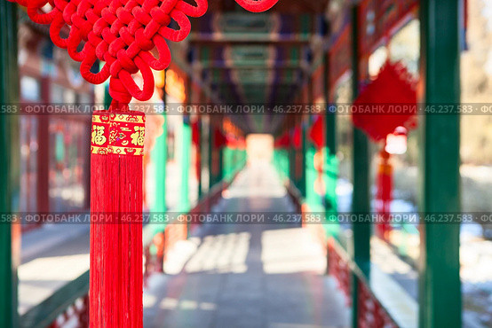 Red traditional Chinese rows are suspended along the edge of the tiled roof. The Palace park (Forbidden City) located in Beijing, China (2024 год). Стоковое фото, фотограф Кекяляйнен Андрей / Фотобанк Лори