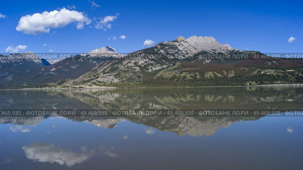 Reflection of mountains in Jasper Lake, Yellowhead Highway, Jasper National Park, Jasper, Alberta, Canada. Стоковое фото, агентство Ingram Publishing / Фотобанк Лори
