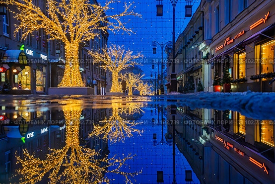 Reflections of Christmas decoration on evening street. Стоковое фото, фотограф Галина Царькова / Фотобанк Лори