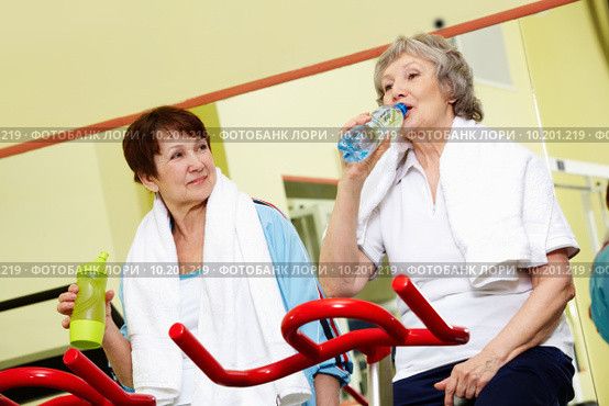 Refreshing after exercises . Стоковое фото, фотограф Dmitriy Shironosov / PantherMedia / Фотобанк Лори