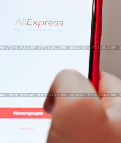 Регистрация в мобильной версии AliExpress. Смартфон в руке (2018 год). Редакционное фото, фотограф E. O. / Фотобанк Лори