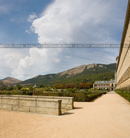 Регулярный парк в монастыре Сан Лоренсо де Эль Эскориал в Испании. San Lorenzo de El Escorial (2012 год). Стоковое фото, фотограф Владимир Чинин / Фотобанк Лори