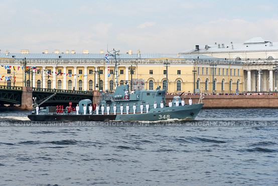 Рейдовый тральщик проекта 10750 РТ    на Неве. Генеральная репетиция морского парада. Санкт-Петербург (2017 год). Редакционное фото, фотограф Александр Щепин / Фотобанк Лори